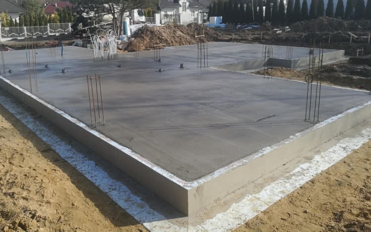 W niskich temperaturach cement, zawarty w betonach i zaprawach, wolniej twardnieje