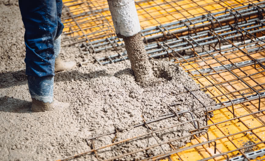 Pompa do betonu – jak wybrać i eksploatować na profesjonalnej budowie?