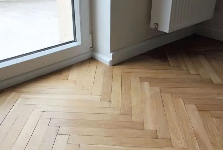 Stary dębowy parkiet wymagający odnowienia. fot. J. WERNER Stary dębowy parkiet wymagający odnowienia. fot. J. WERNER